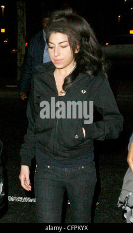 Amy Winehouse hinterlässt Heathrow Flughafen in ihre Marke Ballettschuhe London, England - 09.02.11 Stockfoto