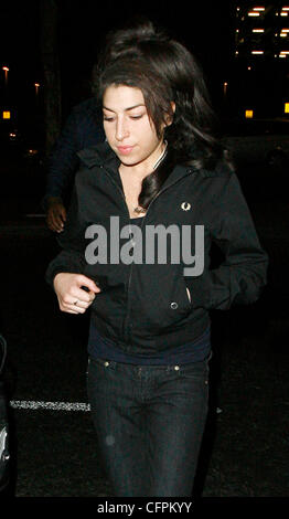 Amy Winehouse hinterlässt Heathrow Flughafen in ihre Marke Ballettschuhe London, England - 09.02.11 Stockfoto