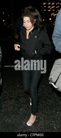 Amy Winehouse hinterlässt Heathrow Flughafen in ihre Marke Ballettschuhe London, England - 09.02.11 Stockfoto