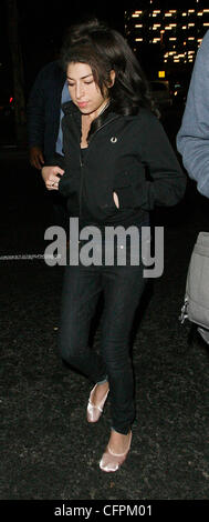 Amy Winehouse hinterlässt Heathrow Flughafen in ihre Marke Ballettschuhe London, England - 09.02.11 Stockfoto