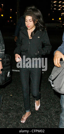 Amy Winehouse hinterlässt Heathrow Flughafen in ihre Marke Ballettschuhe London, England - 09.02.11 Stockfoto