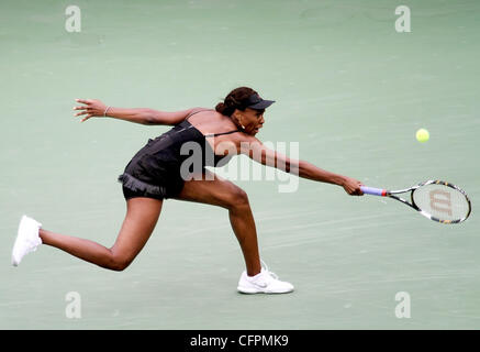 Venus Williams aus den USA konkurriert im Dameneinzel Halbfinale am 12. Tag der 2010 US Open im USTA Arthur Ashe Stadion in Flushing, Queens übereinstimmen. Kim Clijsters Belgien fuhr fort Williams von 4-6, 7-6 (7-2), 6: 4 New York Cit zu besiegen Stockfoto