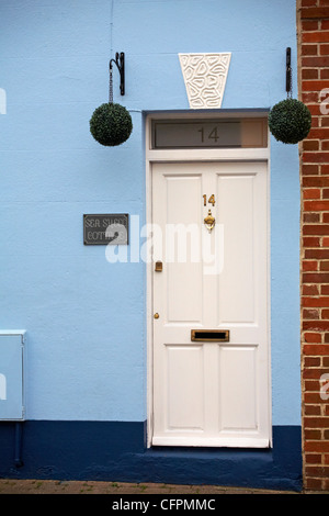 Eingangstür zum Sea Shell Cottage Nr. 14 in Weymouth im März Stockfoto