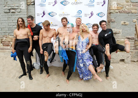 Christina Applegate und Martyn Lenoble, Austin Nichols, Sam Trammell, Michael Peter Balzary aka floh, Eric Balfour, Brian Geraghty, Eric Avery Surfrider Foundation 5. jährlichen Celebrity Expression Session an erster Stelle, Surfrider Beach in Malibu Los Ang Stockfoto