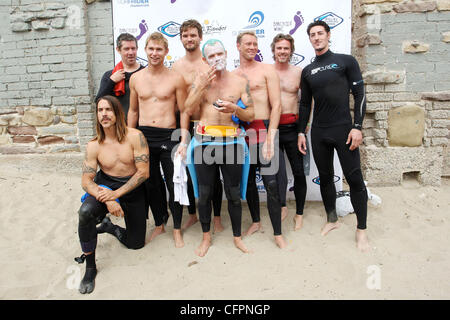 Christina Applegate und Martyn Lenoble, Austin Nichols, Sam Trammell, Michael Peter Balzary aka floh, Eric Balfour, Brian Geraghty, Eric Avery Surfrider Foundation 5. jährlichen Celebrity Expression Session an erster Stelle, Surfrider Beach in Malibu Los Ang Stockfoto