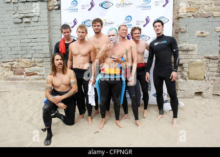 Christina Applegate und Martyn Lenoble, Austin Nichols, Sam Trammell, Michael Peter Balzary aka floh, Eric Balfour, Brian Geraghty, Eric Avery Surfrider Foundation 5. jährlichen Celebrity Expression Session an erster Stelle, Surfrider Beach in Malibu Los Ang Stockfoto