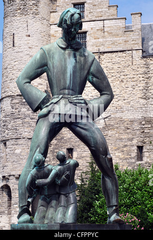 Belgien, Flandern, Antwerpen, Lange Wapper Statue vor Burg Het Steen Stockfoto
