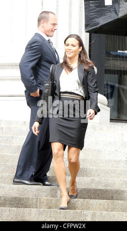 Paula Patton und Chris Meloni schießen vor Ort an der Vorderseite des das uns Hauptpostamt in New York für "Law &amp; Order: SVU". New York City, USA 17.09.10 Stockfoto