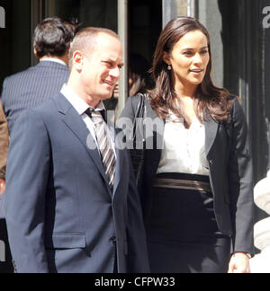 Paula Patton und Chris Meloni schießen vor Ort an der Vorderseite des das uns Hauptpostamt in New York für "Law &amp; Order: SVU". New York City, USA 17.09.10 Stockfoto