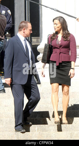 Paula Patton und Chris Meloni schießen vor Ort an der Vorderseite des das uns Hauptpostamt in New York für "Law &amp; Order: SVU". New York City, USA 17.09.10 Stockfoto