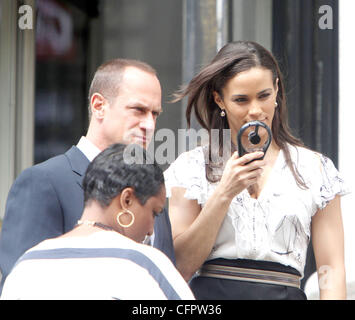 Paula Patton und Chris Meloni schießen vor Ort an der Vorderseite des das uns Hauptpostamt in New York für "Law &amp; Order: SVU". New York City, USA 17.09.10 Stockfoto