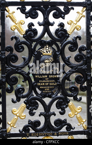 Glasgow Necropolis, Detail der gusseisernen Edington Gates am Eingang des Cathedral Precinct, Glasgow, Schottland, Großbritannien Stockfoto