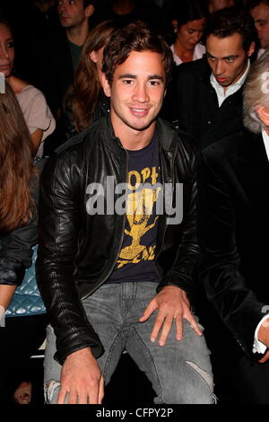 Danny Cipriani London Fashion Week Frühjahr/Sommer 2011 - Issa - Front Row London, England - 21.09.10 Stockfoto