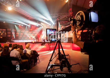 Kameramann mit Kamera auf Fock und Publikum bei der Übertragung eine live-Musik Programm aus einem Fernsehstudio, UK Stockfoto