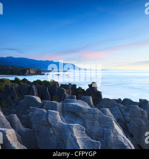 Erodiert Kalksteinformationen bekannt als Pancake Rocks, Dolomit Point, Punakaiki, an der Westküste der Südinsel Neuseelands. Stockfoto