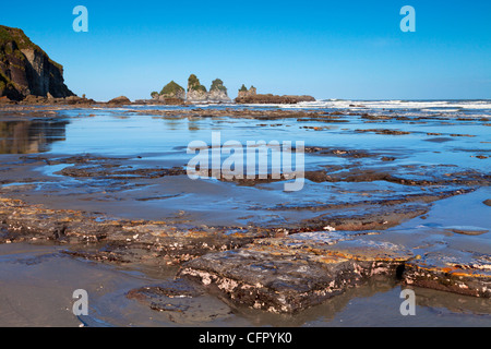 Motukiekie Felsen und zwölf-Meilen-Bluff, Westküste. Neuseeland Stockfoto