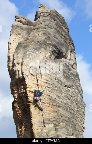 Bergsteiger auf einem steilen Felsen Stockfoto