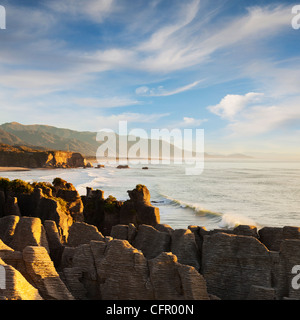 Erodiert Kalksteinformationen bekannt als Pancake Rocks, Dolomit Point, Punakaiki, an der Westküste der Südinsel Neuseelands. Stockfoto