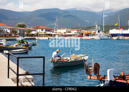 Typische alte griechische Fischer dabei, seine Netze auf seinem Boot für die nächsten Tage Reise in Kefalonia Stockfoto