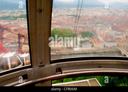 Blick von innen eine Seilbahn, die auf der Suche über Grenoble auf dem Weg bis zu la Bastille. Stockfoto