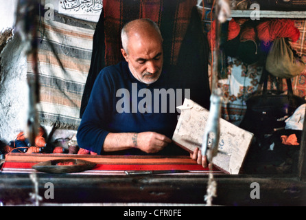 IRAN, ISFAHAN: Iranische handwerklich traditionellen Material mit einem Muster und ein hölzerner Webstuhl weben.  Archiv Foto von 1977. Stockfoto