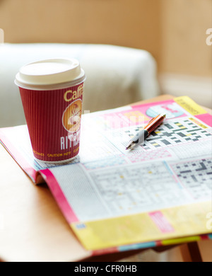 Magazin mit Kaffeetasse auf den Tisch gelegt Stockfoto