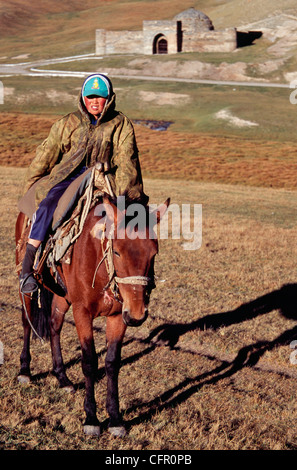 Junge Reiter vor Tash Rabat, ein 15. Jahrhundert Caravansarai in den Bergen Kirgistans Naryn Provinz, Zentralasien Stockfoto