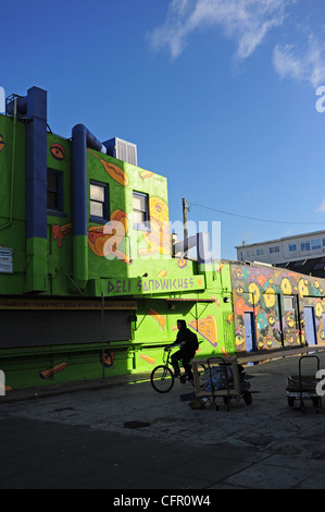 USA Southern California Los Angeles Venice Beach Los Angeles CA Mann auf Fahrrad Deli Gebäude am frühen Morgen Stockfoto