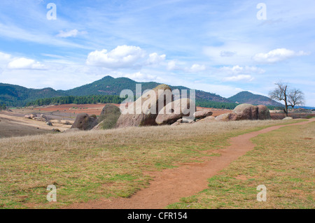 Piedrotas im Tal der Rätsel in der Nähe von Tapalpa Mexiko mit der Bergkette der Sierra Madre Occidental dahinter Stockfoto