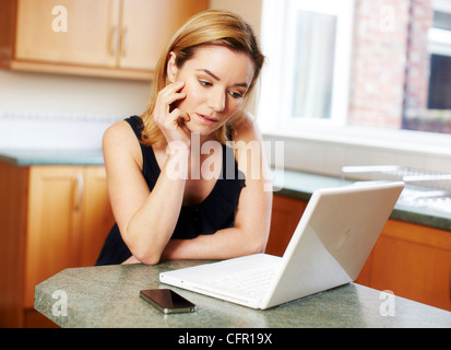 Gestresste Mädchen mit laptop Stockfoto