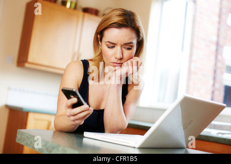 Gestresste Mädchen mit laptop Stockfoto