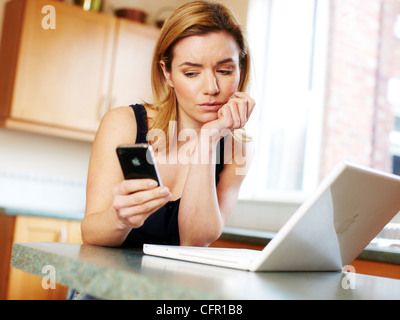 Gestresste Mädchen mit laptop Stockfoto