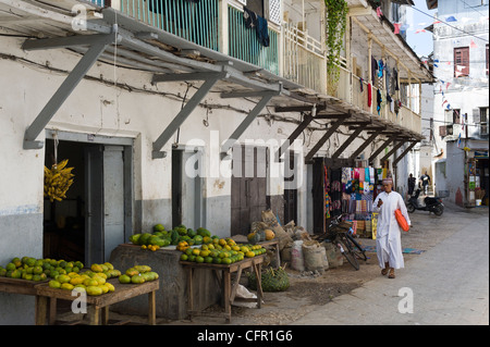 Geschäfte mit Früchten und Kleidungsstücke in Stone Town Sansibar Tansania Stockfoto