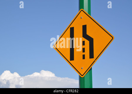 Richtigen Verkehrszeichen und bewölktem Himmel verschmelzen Stockfoto