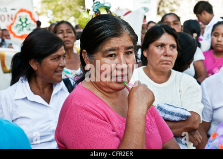 Frauen, die von Mikrofinanz-Darlehen für Gemeinden in Oaxaca profitierten versammeln, um am Bancomunidad 10th Anniversary März Stockfoto