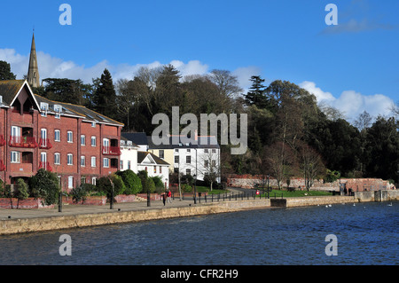 Moderne Wohnanlage neben traditionellen Reihenhaus Gehäuse an der Exeter Kanal-Becken, Exeter, Devon, UK Stockfoto