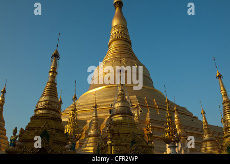 Shwedagon Pagode es ist der heiligste buddhistische Pagode für die Burmesen mit Reliquien der acht Haarsträhnen von Gautama Buddha. Stockfoto