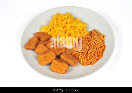 Panierte Hähnchennuggets, Spaghetti mit Tomatensauce und Makkaroni und Käse auf dem weißen Teller auf weißem Hintergrund ausschneiden. Stockfoto