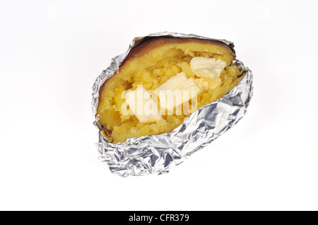 Gekocht gebackenes Jacke Yukon Gold Kartoffel Halbieren mit schmelzender Butter in Alufolie gewickelt auf weißem Hintergrund ausschneiden Stockfoto