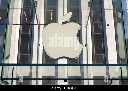 Der Eintritt in das Flaggschiff Apple store auf der 5th Avenue in New York City Stockfoto