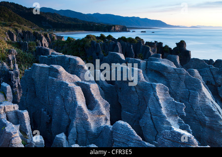 Erodiert Kalksteinformationen bekannt als Pancake Rocks, Dolomit Point, Punakaiki, an der Westküste der Südinsel Neuseelands. Stockfoto