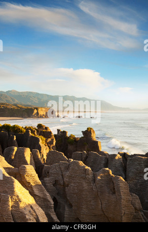 Erodiert Kalksteinformationen bekannt als Pancake Rocks, Dolomit Point, Punakaiki, an der Westküste der Südinsel Neuseelands. Stockfoto