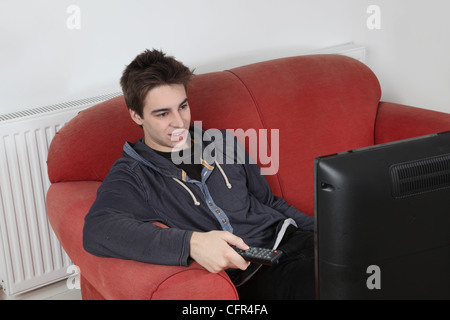 Junge Männer vor dem Fernseher allein Stockfoto