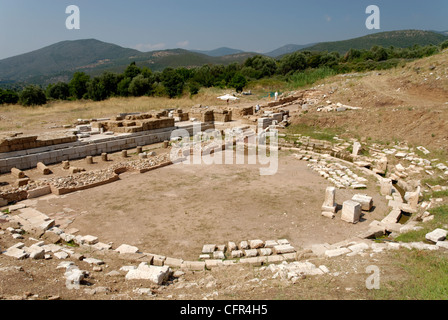 Antike Messene. Peloponnes. Griechenland. Blick auf das antike Theater hat die Cavea ist in den Hang und Termine geschnitzt. Stockfoto