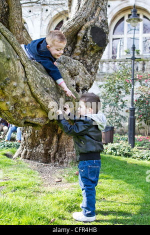 Kleiner Junge, genießen Sie die Sehenswürdigkeiten von London town Stockfoto