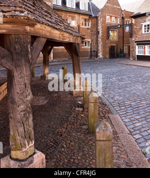 Überqueren Sie alte Butter und gepflasterten Eingang Oakham Schule, Oakham Marktplatz, Rutland, England, UK Stockfoto