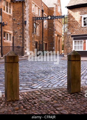 Holzpfosten und Stein gepflasterten Eingang Oakham Schule, Oakham Marktplatz, Rutland, England, UK Stockfoto