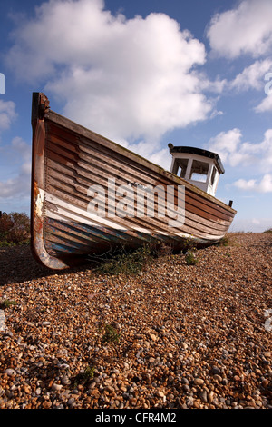 Alt, Klinker gebaut, hölzerne Angelboot/Fischerboot am Kiesstrand, Eastbourne, East Sussex, England, UK Stockfoto