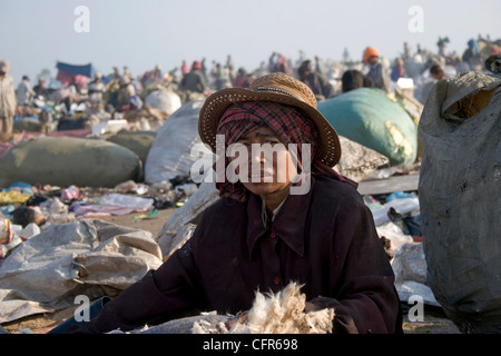 Eine Frau sucht durch Müll für Wertstoffe auf der Stung Meanchey Deponie in Phnom Penh, Kambodscha. Stockfoto