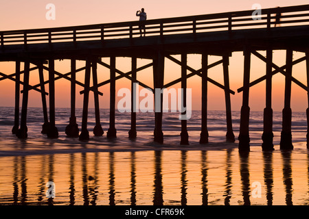 Newport Beach Pier bei Sonnenuntergang, Newport Beach, Orange County, California, Vereinigte Staaten von Amerika, Nordamerika Stockfoto